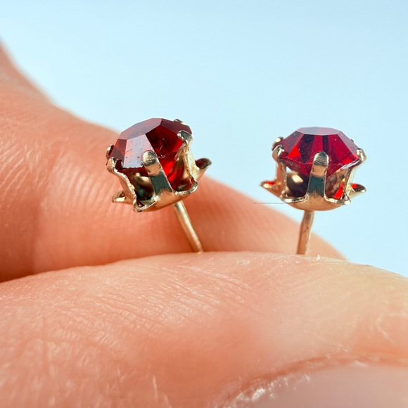 14K Solid Yellow Gold Jacmel Mauritius JCM Ruby Red Glass Stud Vintage Earrings - Picture 9 of 10